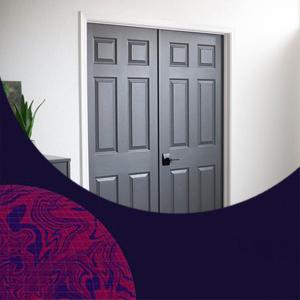 Особенности монтажа полноразмерных межкомнатных дверей в модулях