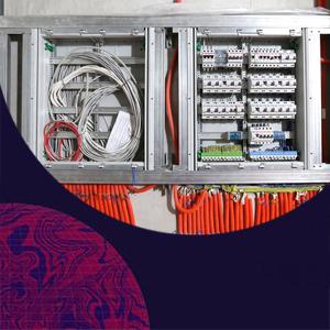 Разделение силовых и слаботочных кабелей в общем стояке модуля